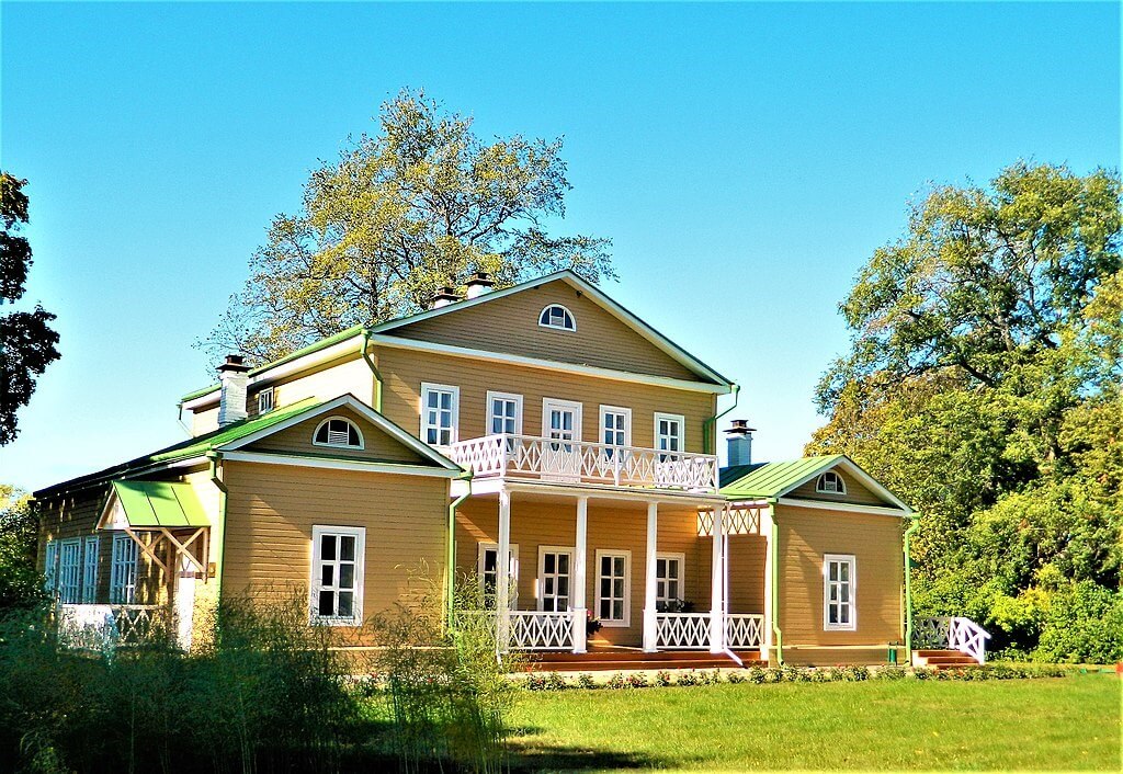 Главный дом. Ash.sofiya63, CC BY-SA 3.0 https://creativecommons.org/licenses/by-sa/3.0, via Wikimedia Commons