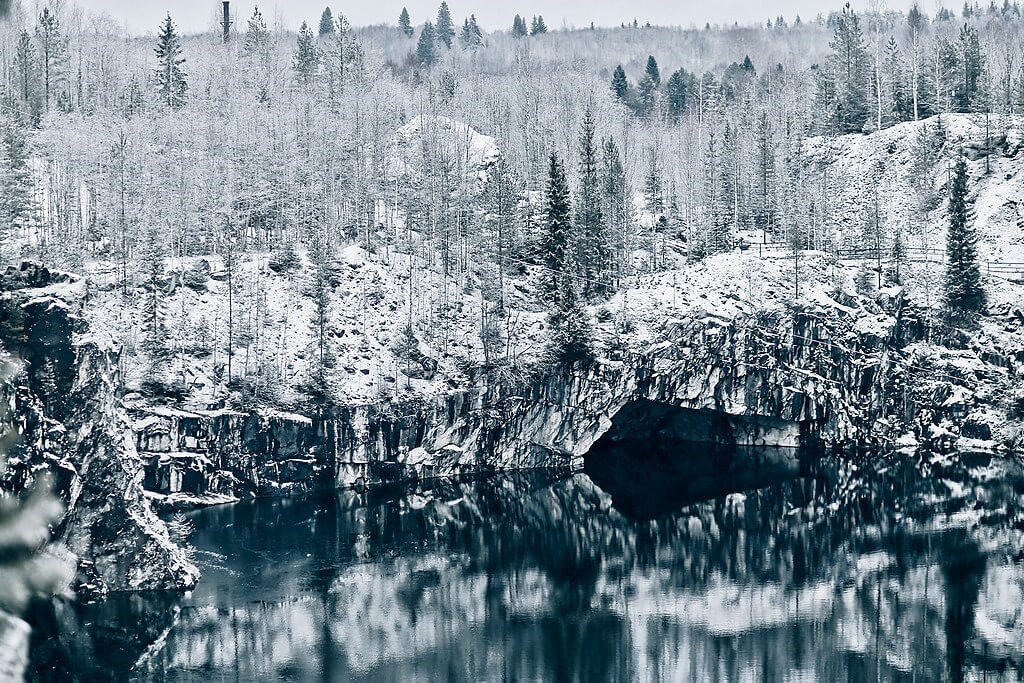 Карьер мраморных ломок. Фото: Mitrofanova m, CC BY-SA 4.0 https://creativecommons.org/licenses/by-sa/4.0, via Wikimedia Commons