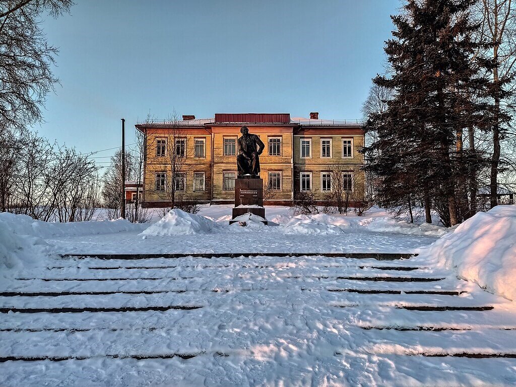 Памятник учёному-энциклопедисту М.В. Ломоносову. Фото: Александр Антонов гугл-картовский, CC BY-SA 4.0 https://creativecommons.org/licenses/by-sa/4.0, via Wikimedia Commons