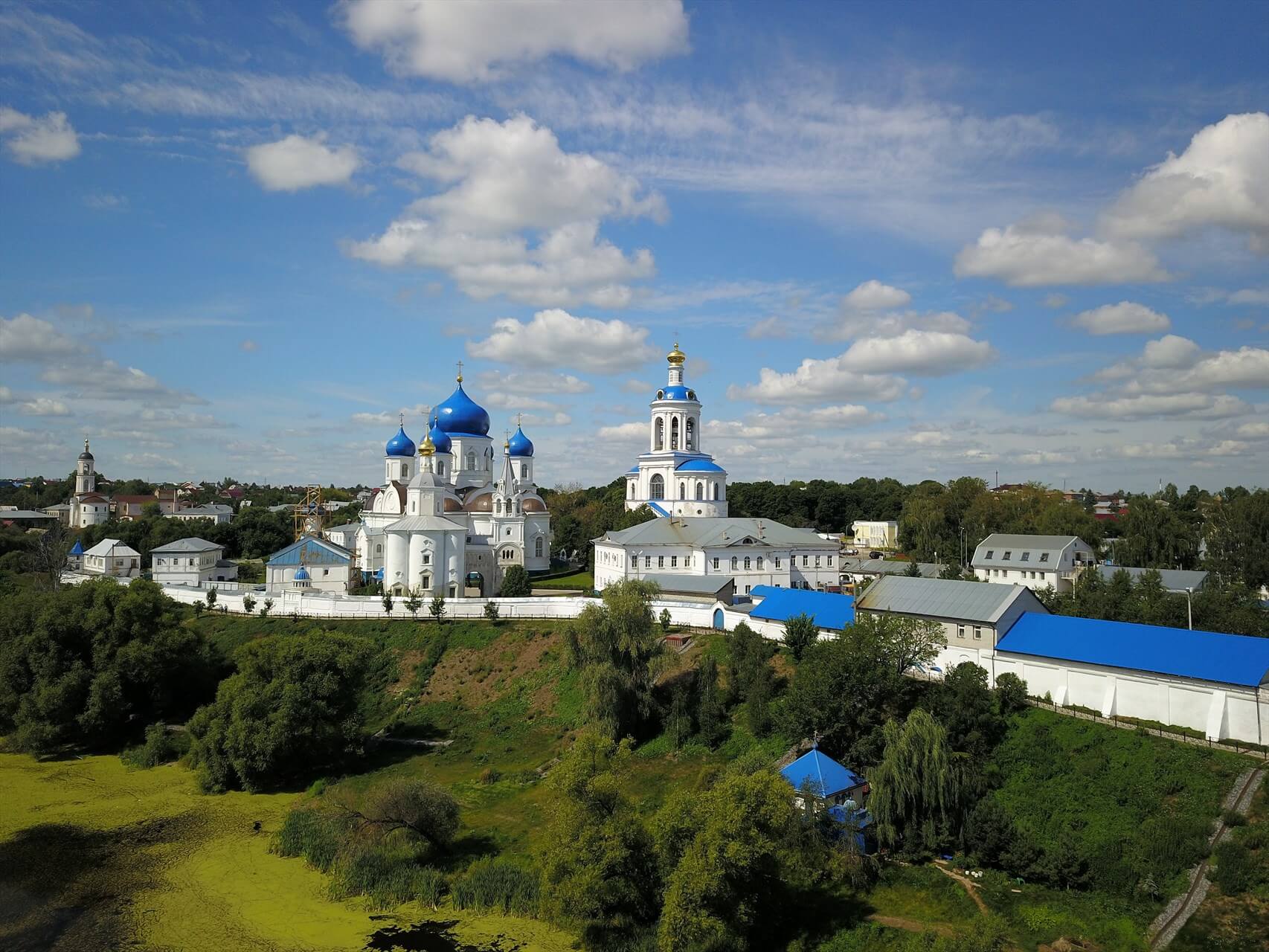 Боголюбовский монастырь. Фото: Mikhey77777, CC BY-SA 4.0 https://creativecommons.org/licenses/by-sa/4.0, via Wikimedia Commons