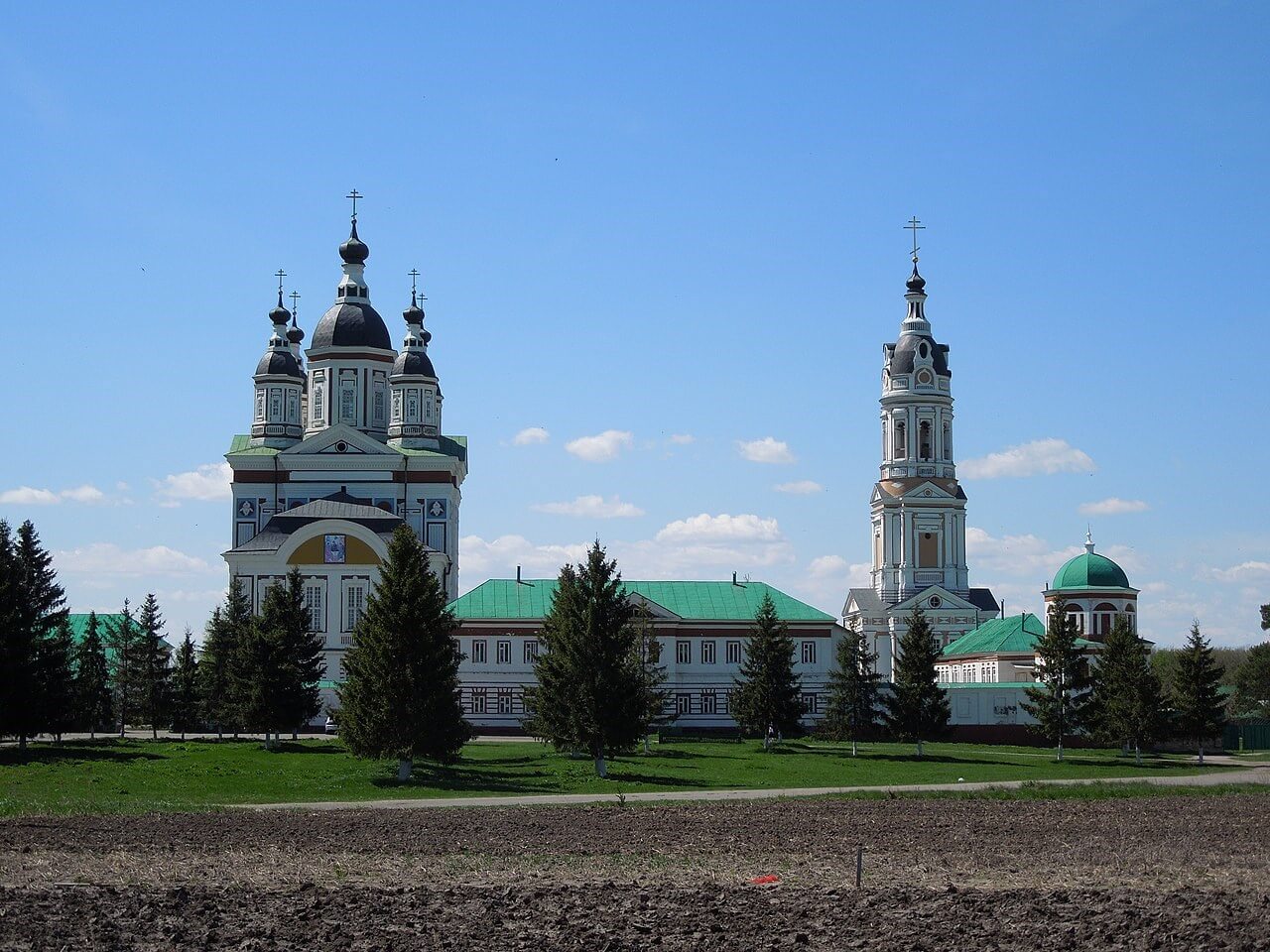 Троице-Сканов монастырь. Aniacra, CC BY-SA 4.0 https://creativecommons.org/licenses/by-sa/4.0, via Wikimedia Commons