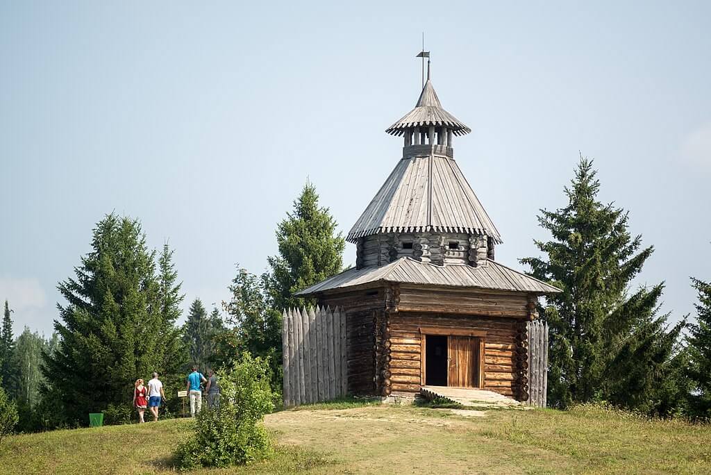 Башня Сторожевая. Фото: Azmanova Natalia, CC BY-SA 4.0 https://creativecommons.org/licenses/by-sa/4.0, via Wikimedia Commons