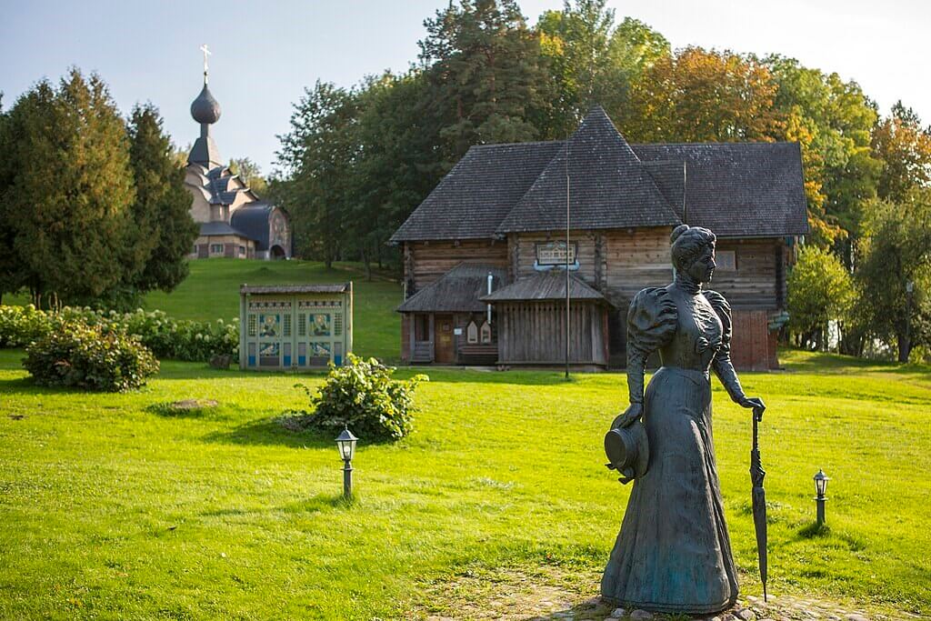 Памятник Тенишевой Марии Клавдиевне. Фото: Olga1969, CC BY-SA 4.0 https://creativecommons.org/licenses/by-sa/4.0, via Wikimedia Commons
