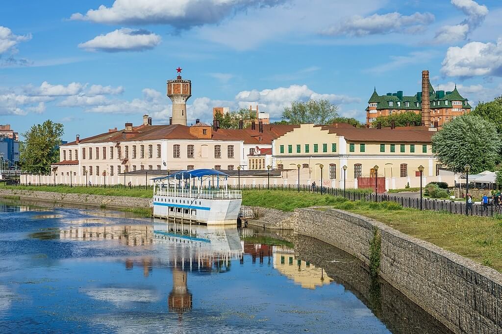 Вид на Фокинскую мануфактуру. Фото: A.Savin, FAL, via Wikimedia Commons